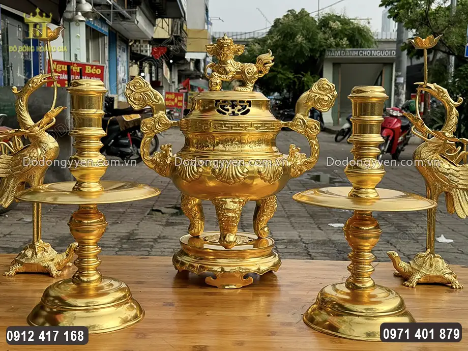 Đỉnh hoa s&ograve;i được đặt ở trung t&acirc;m, hai b&ecirc;n l&agrave; đ&ocirc;i hạc chầu